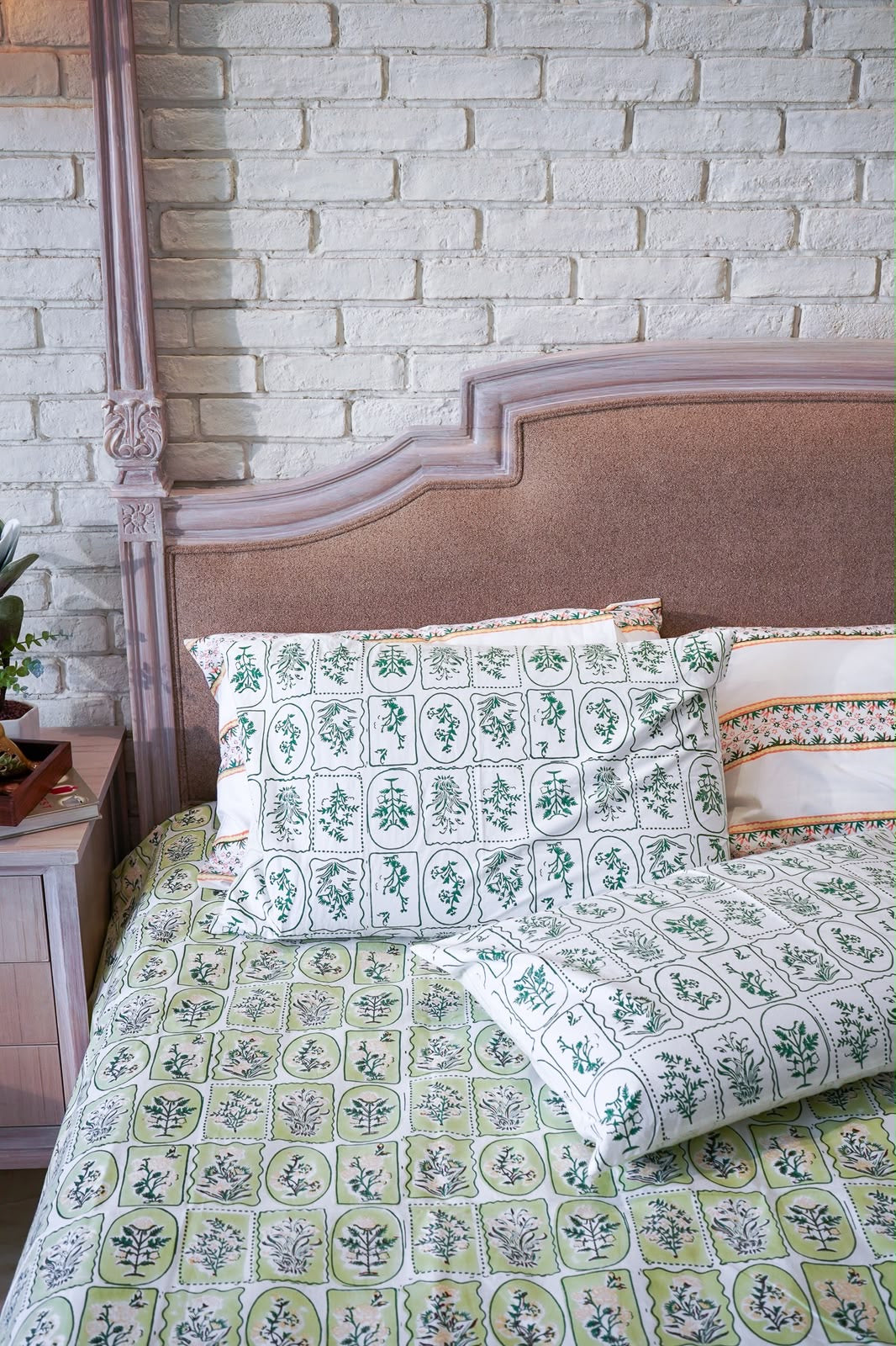 Stillness Bedsheet &amp; Dohar Set